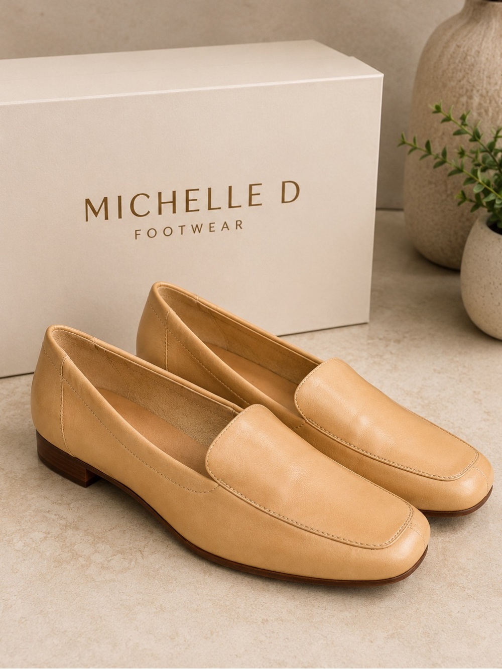 Michelle D Womens Tan Beige Leather Square Toe Loafers Low Block Heel SZ 7